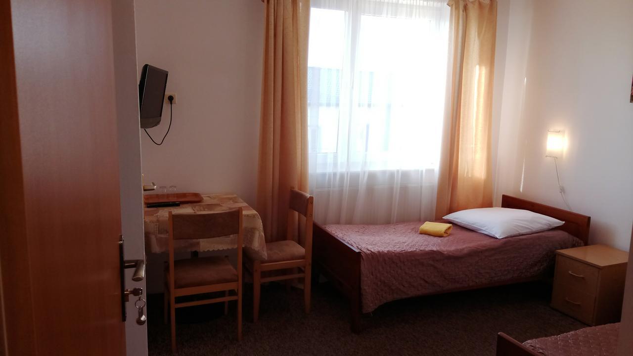 Hotel Eden 24H Жешов Екстериор снимка